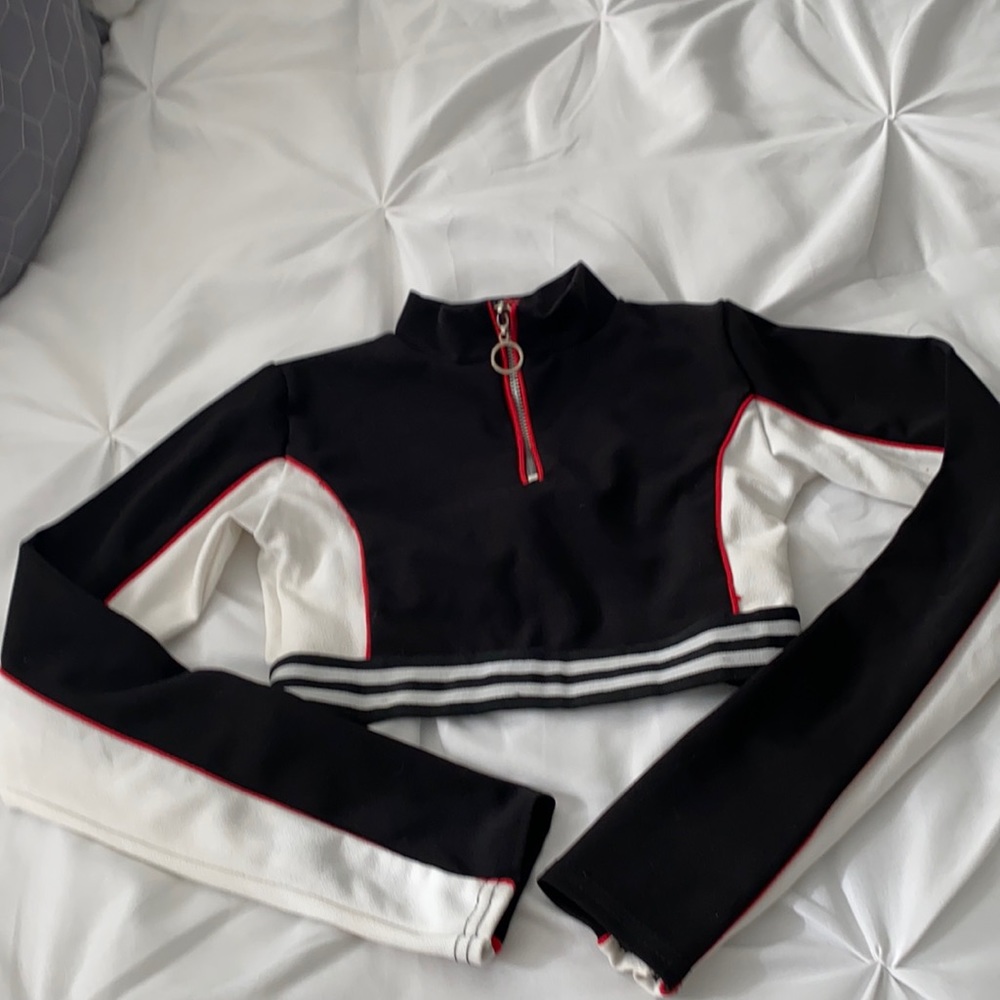 NWT PRETTY LITTLE THING SPORTS CROP TOP